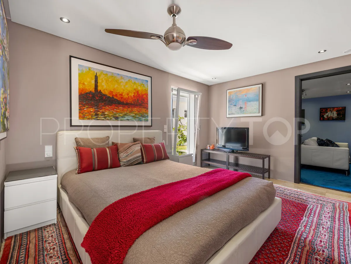Villa for sale in Nueva Andalucia