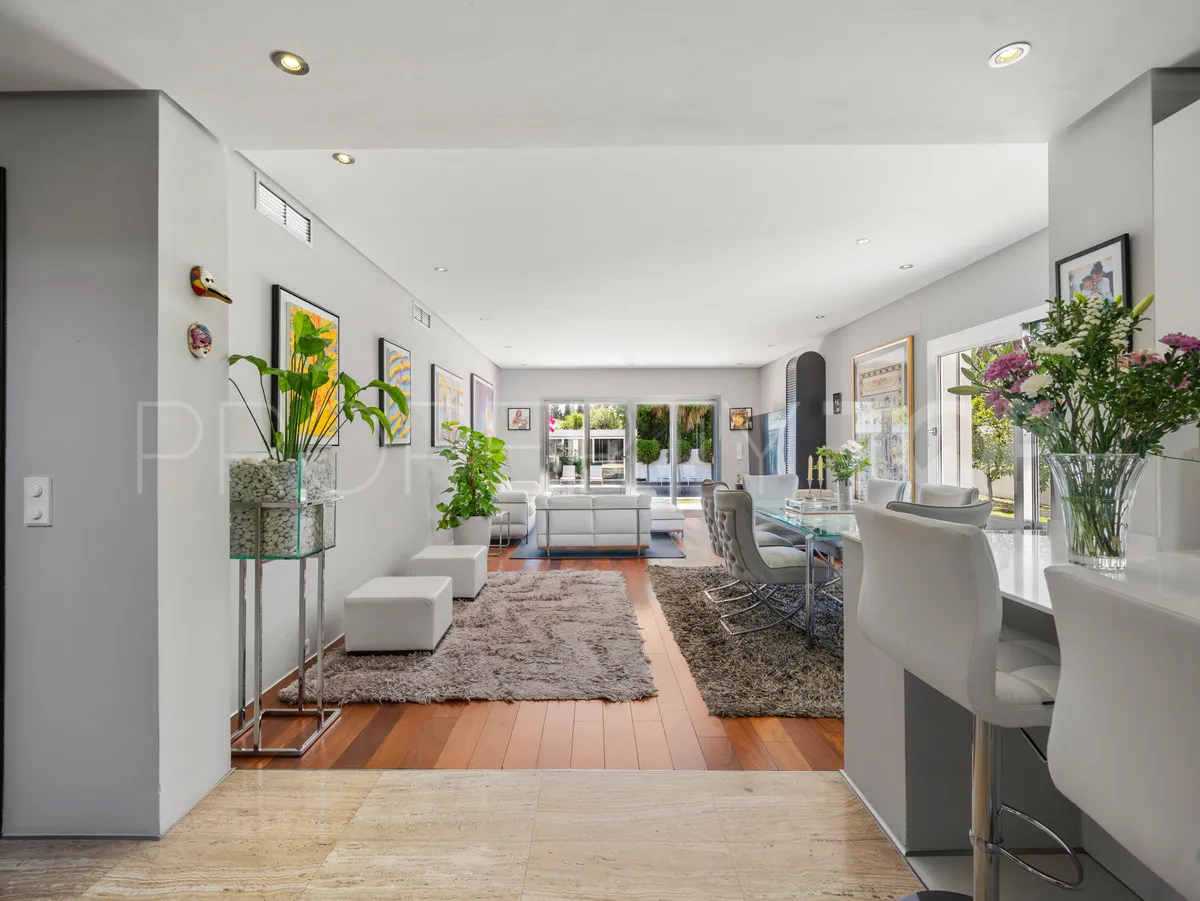 Villa for sale in Nueva Andalucia