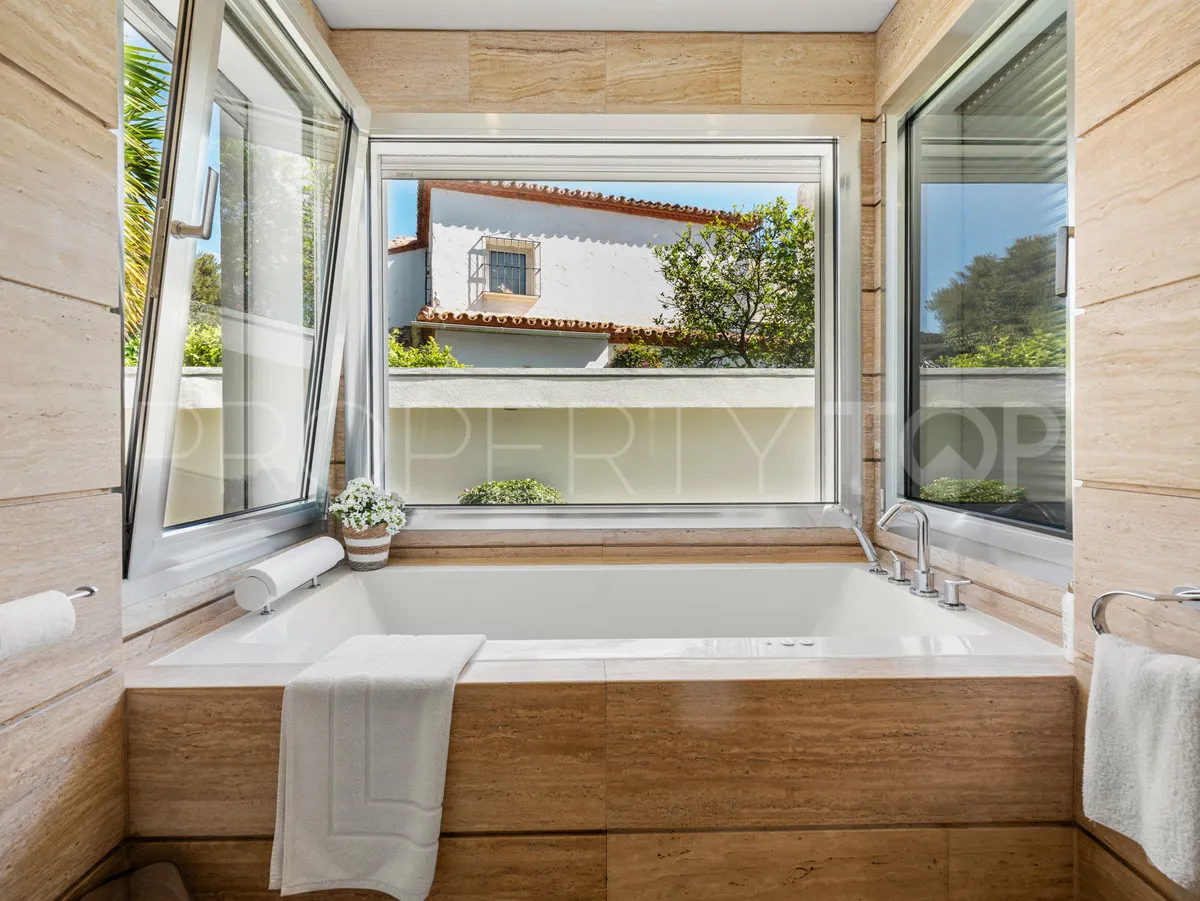 Villa for sale in Nueva Andalucia