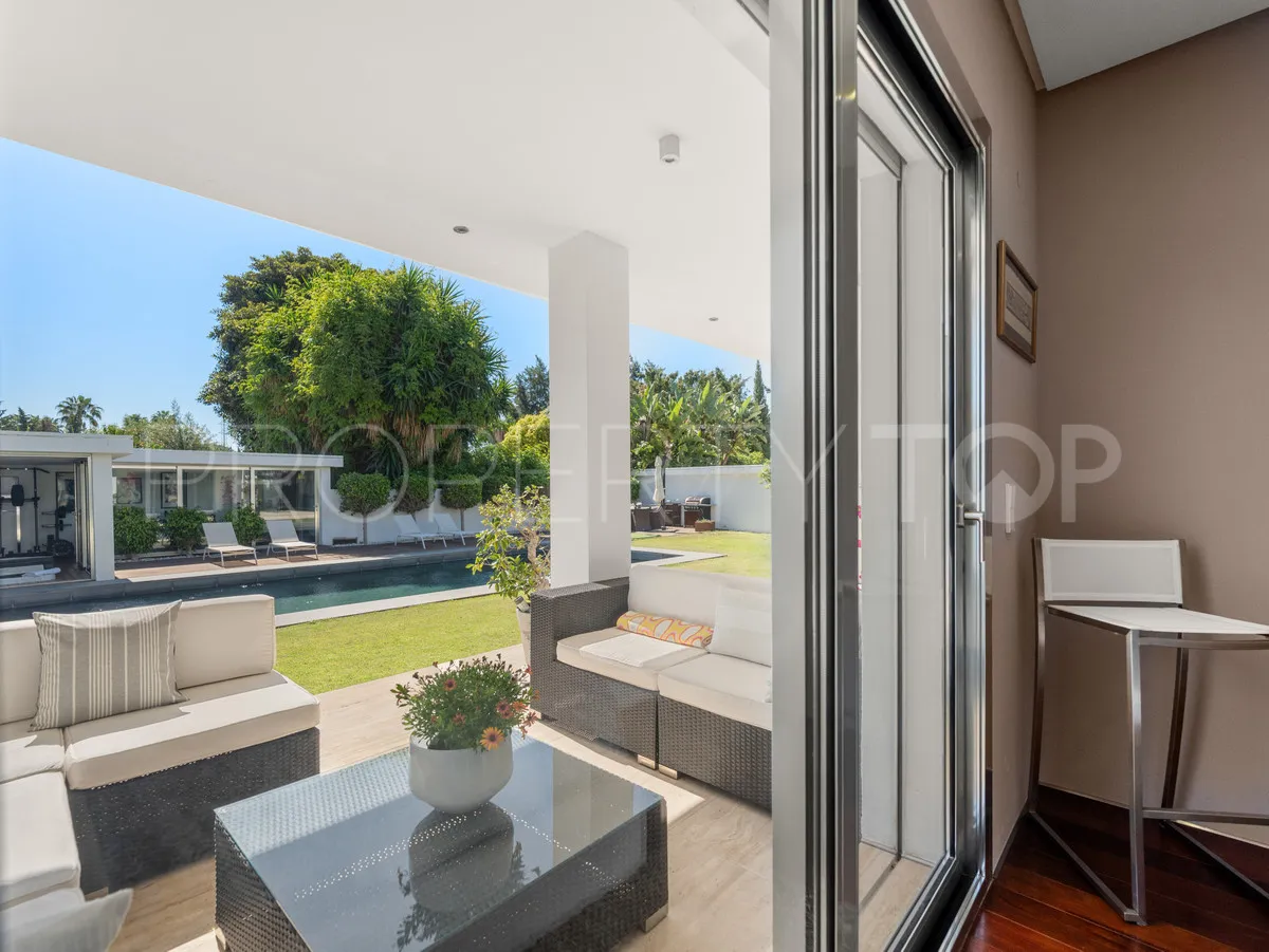 Villa for sale in Nueva Andalucia