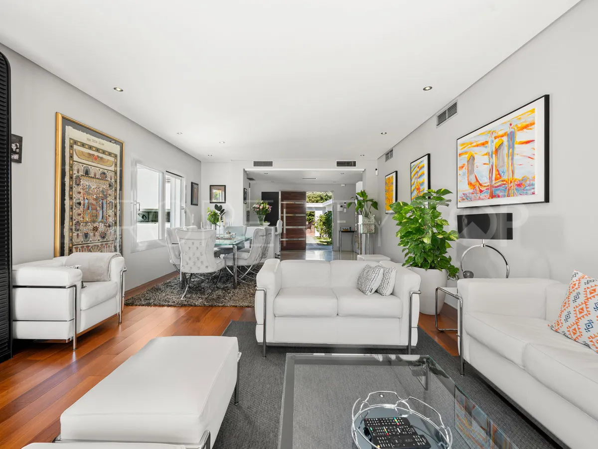 Villa for sale in Nueva Andalucia