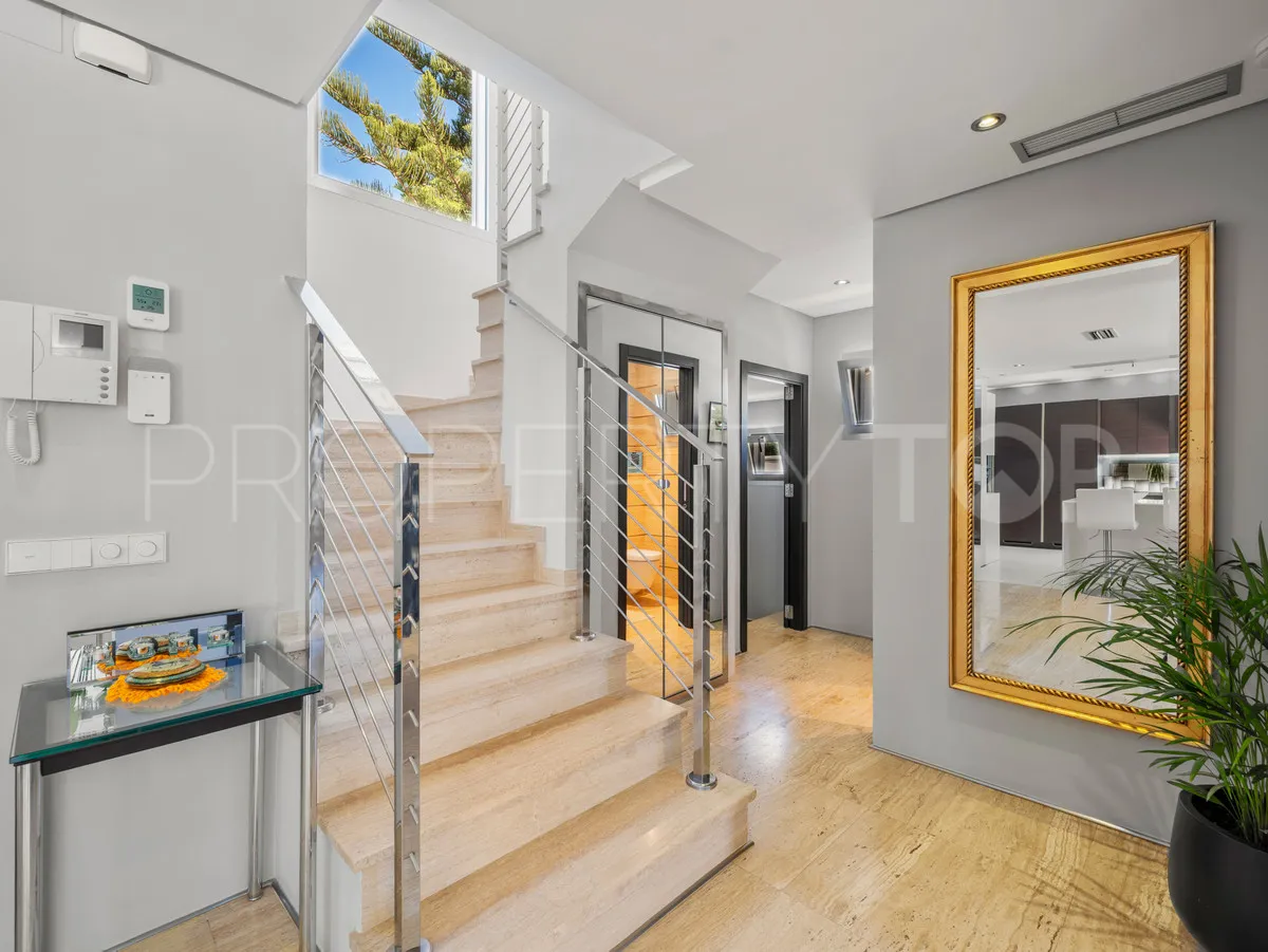 Villa for sale in Nueva Andalucia