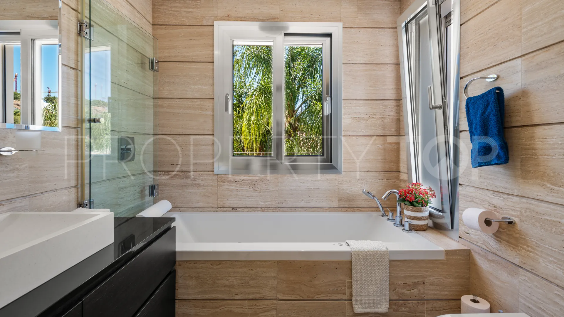 Villa for sale in Nueva Andalucia