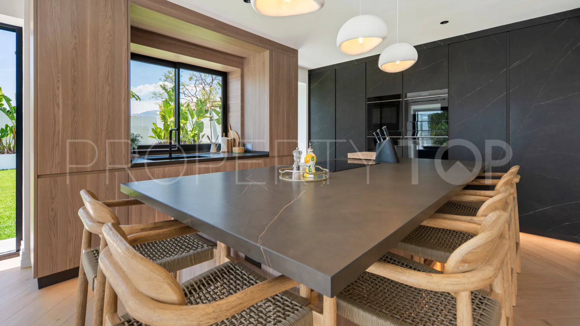 Villa for sale in Estepona East