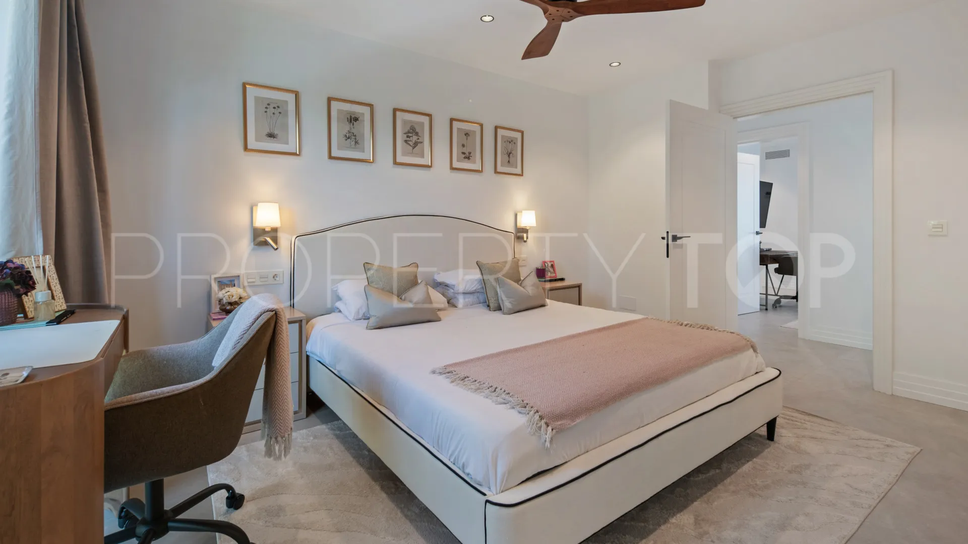 Villa for sale in Estepona East