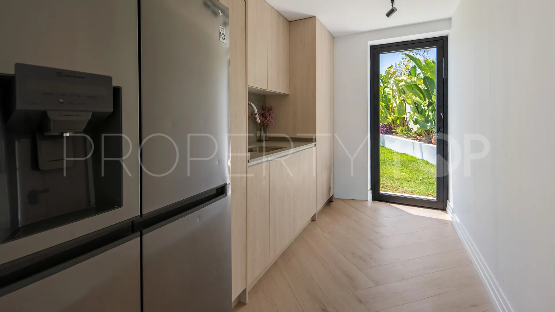 Villa for sale in Estepona East