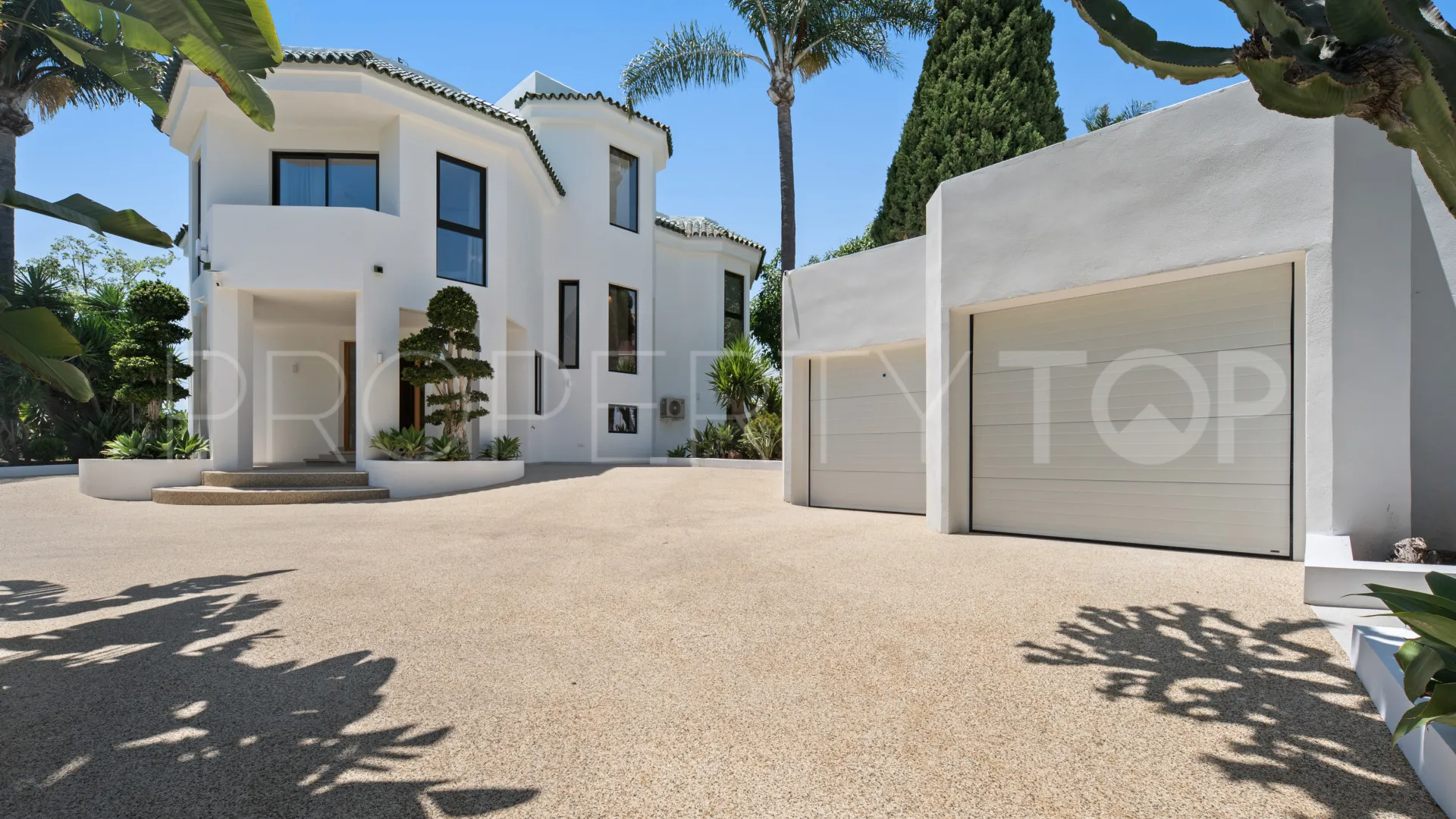 Villa for sale in Estepona East