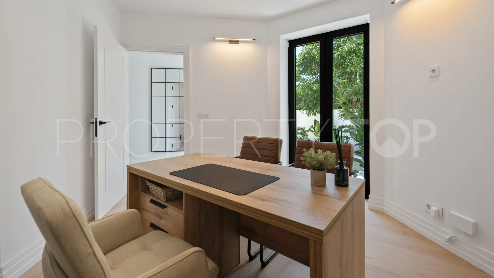 Villa for sale in Estepona East