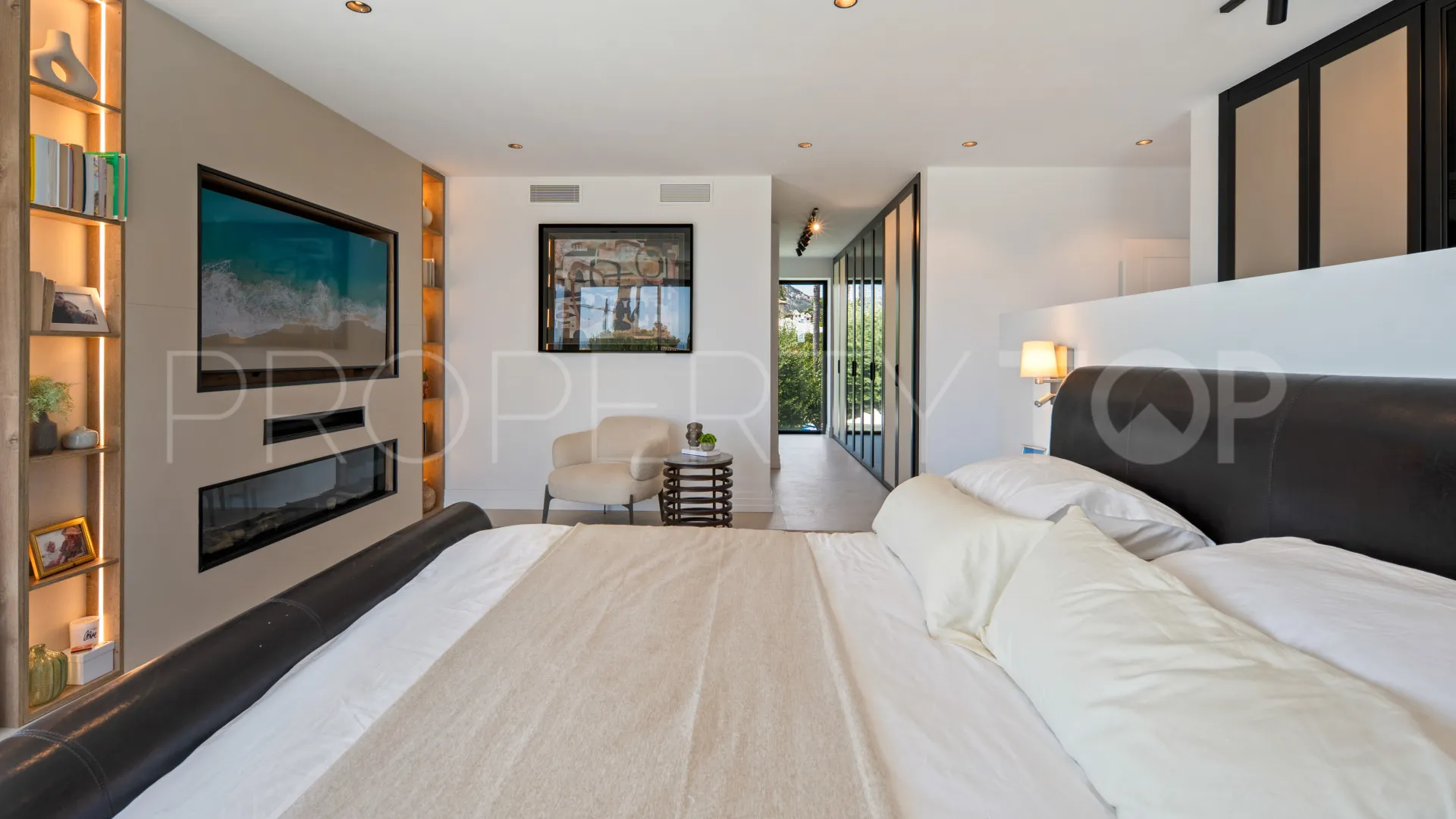 Villa for sale in Estepona East