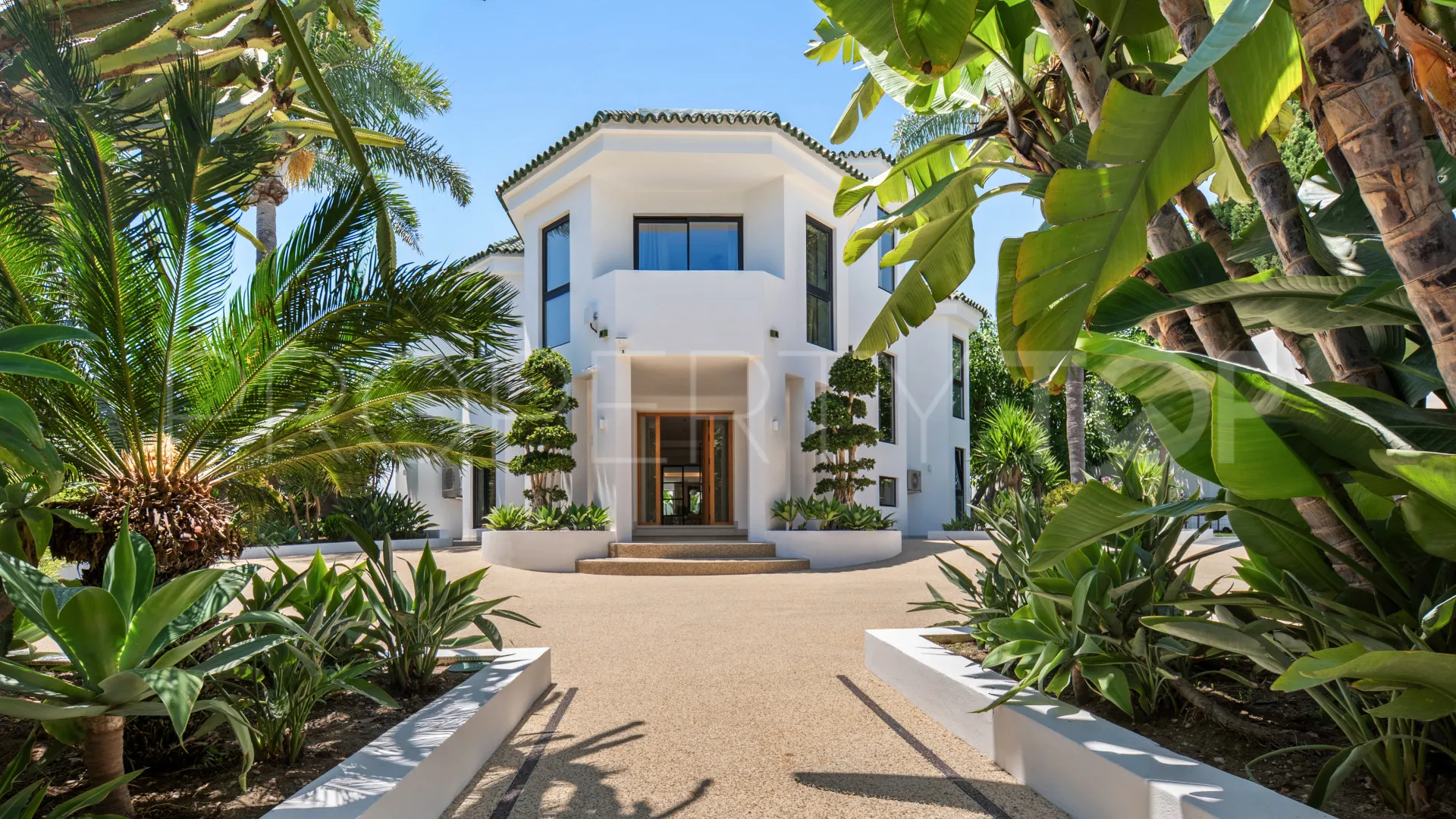 Villa for sale in Estepona East