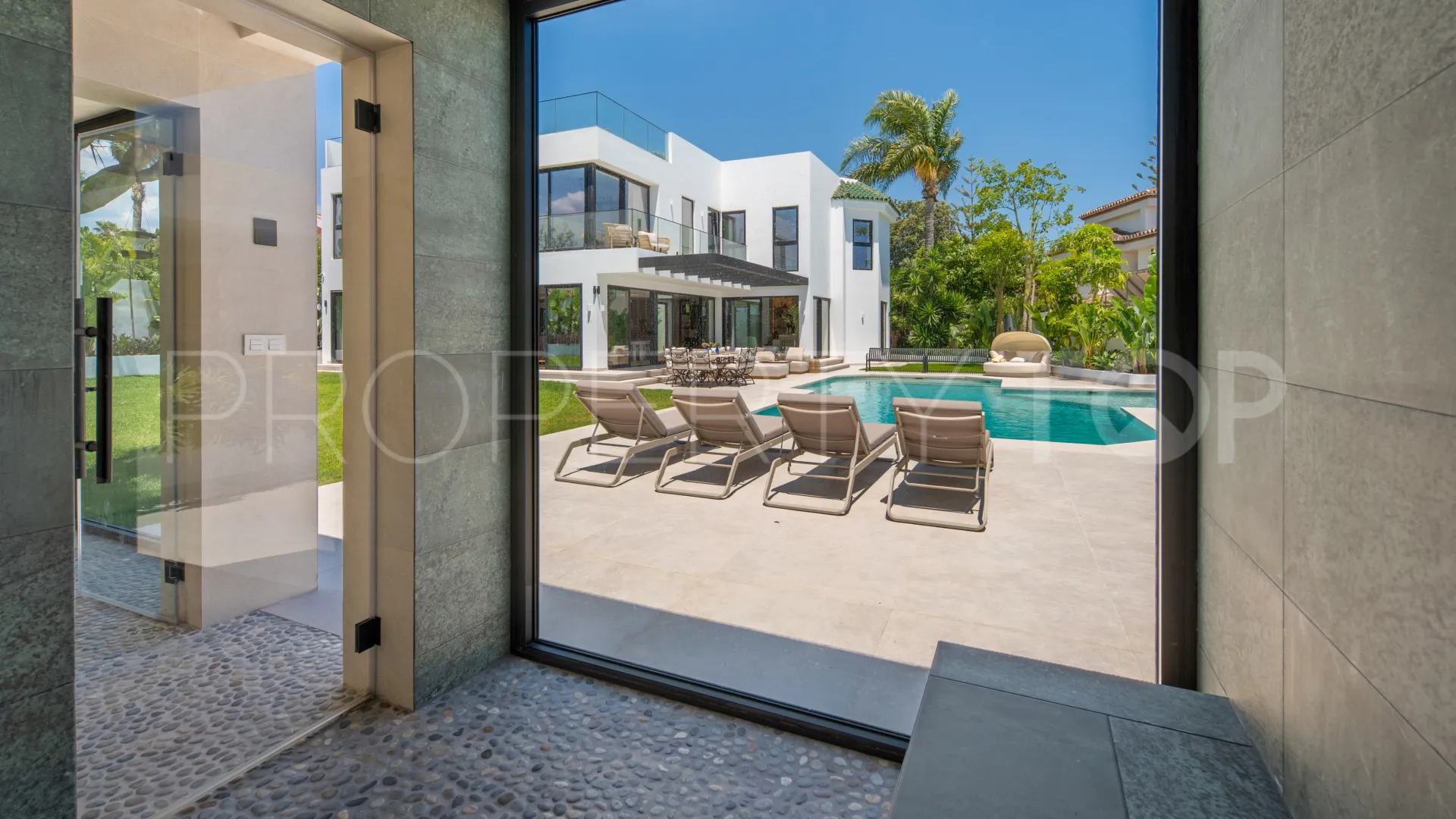 Villa for sale in Estepona East