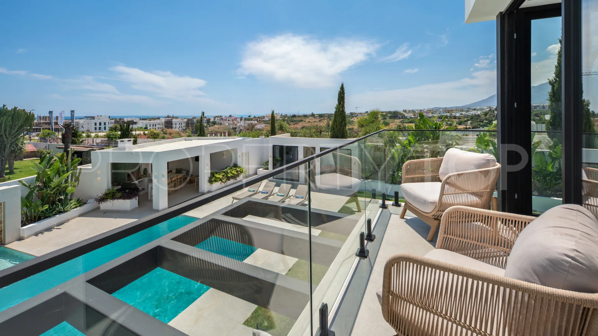 Villa for sale in Estepona East