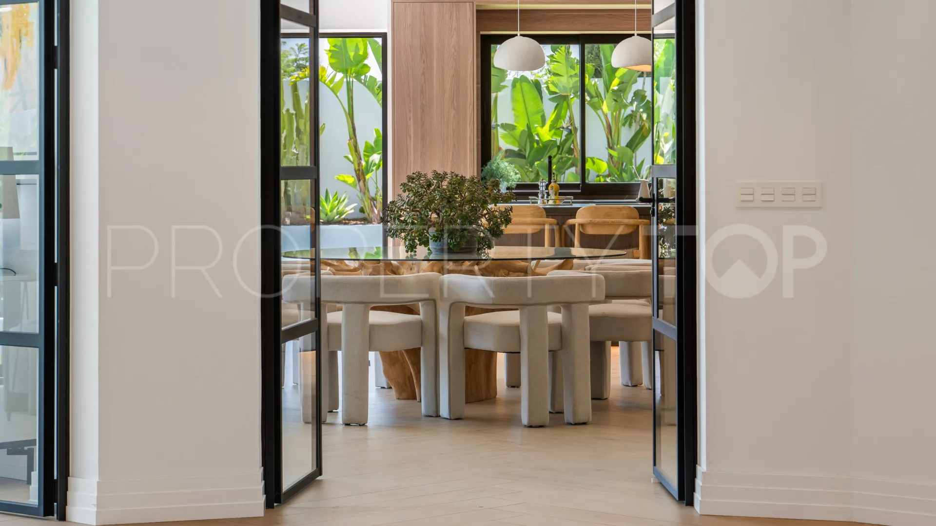 Villa for sale in Estepona East