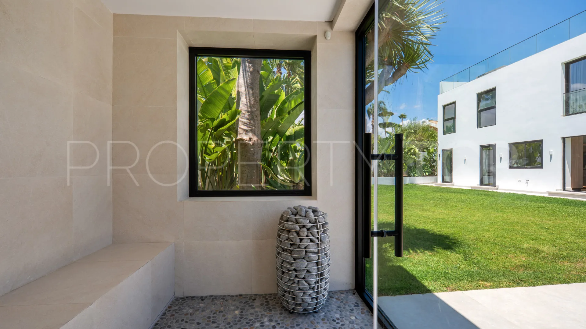 Villa for sale in Estepona East