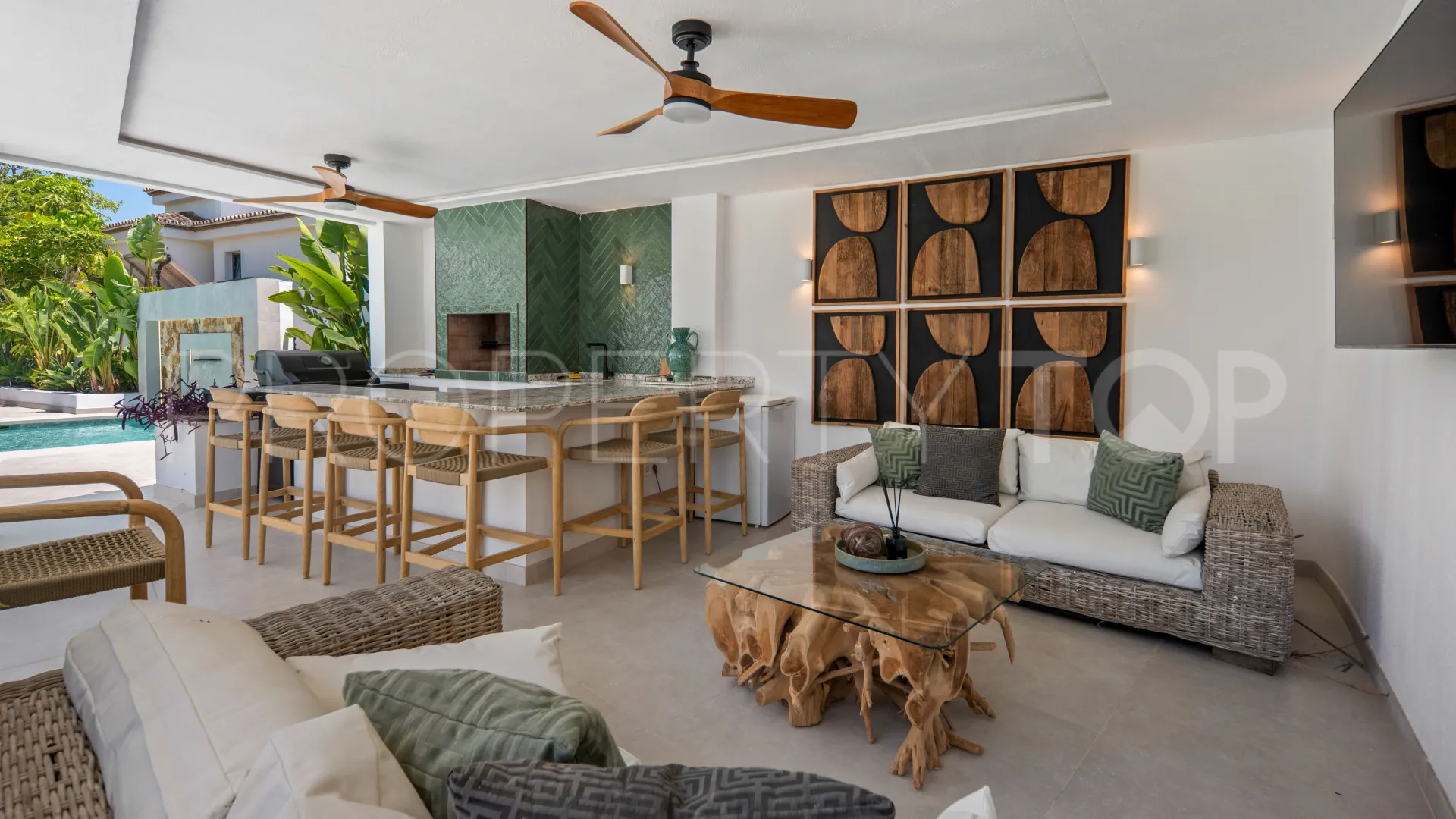 Villa for sale in Estepona East
