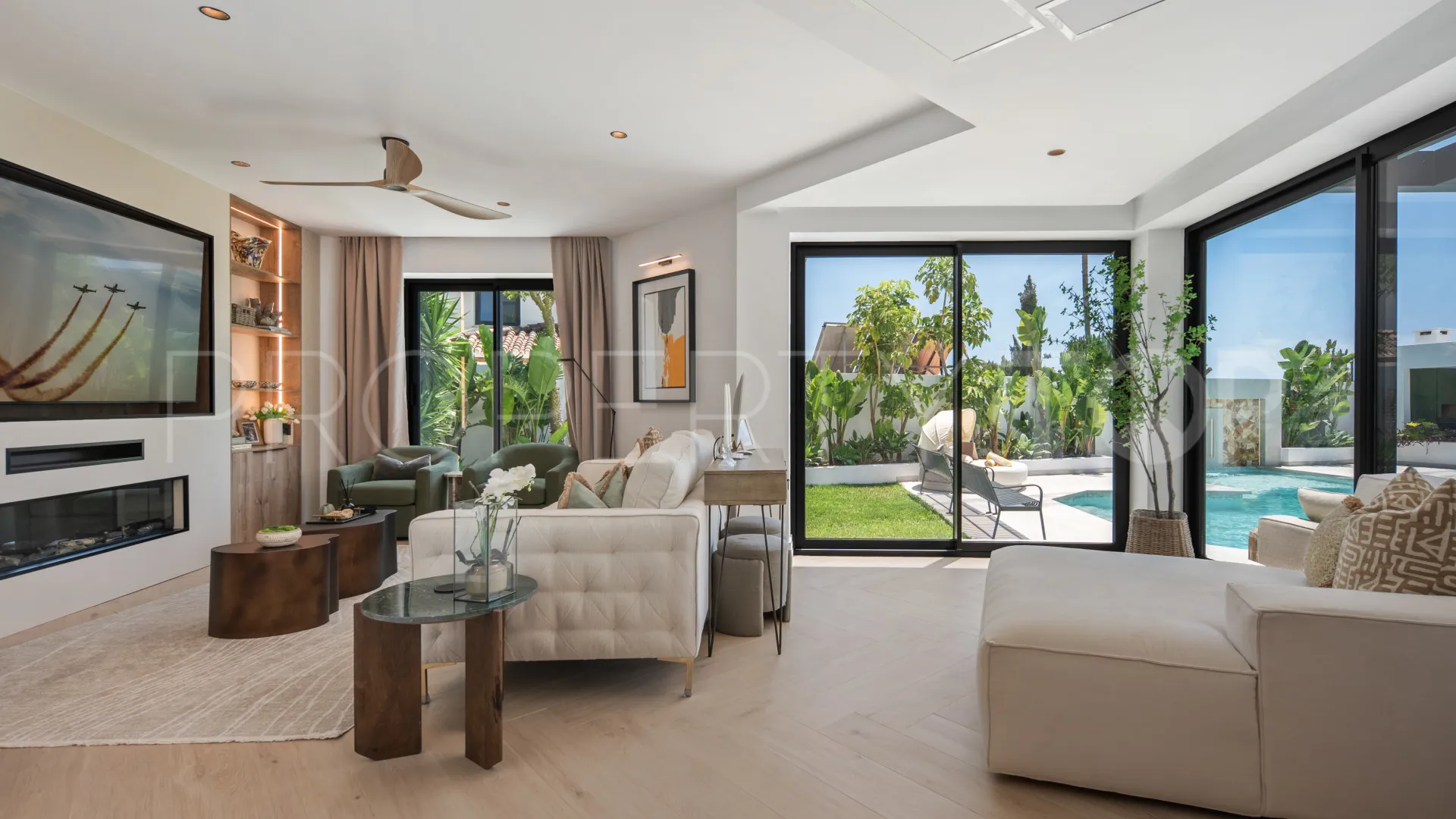 Villa for sale in Estepona East