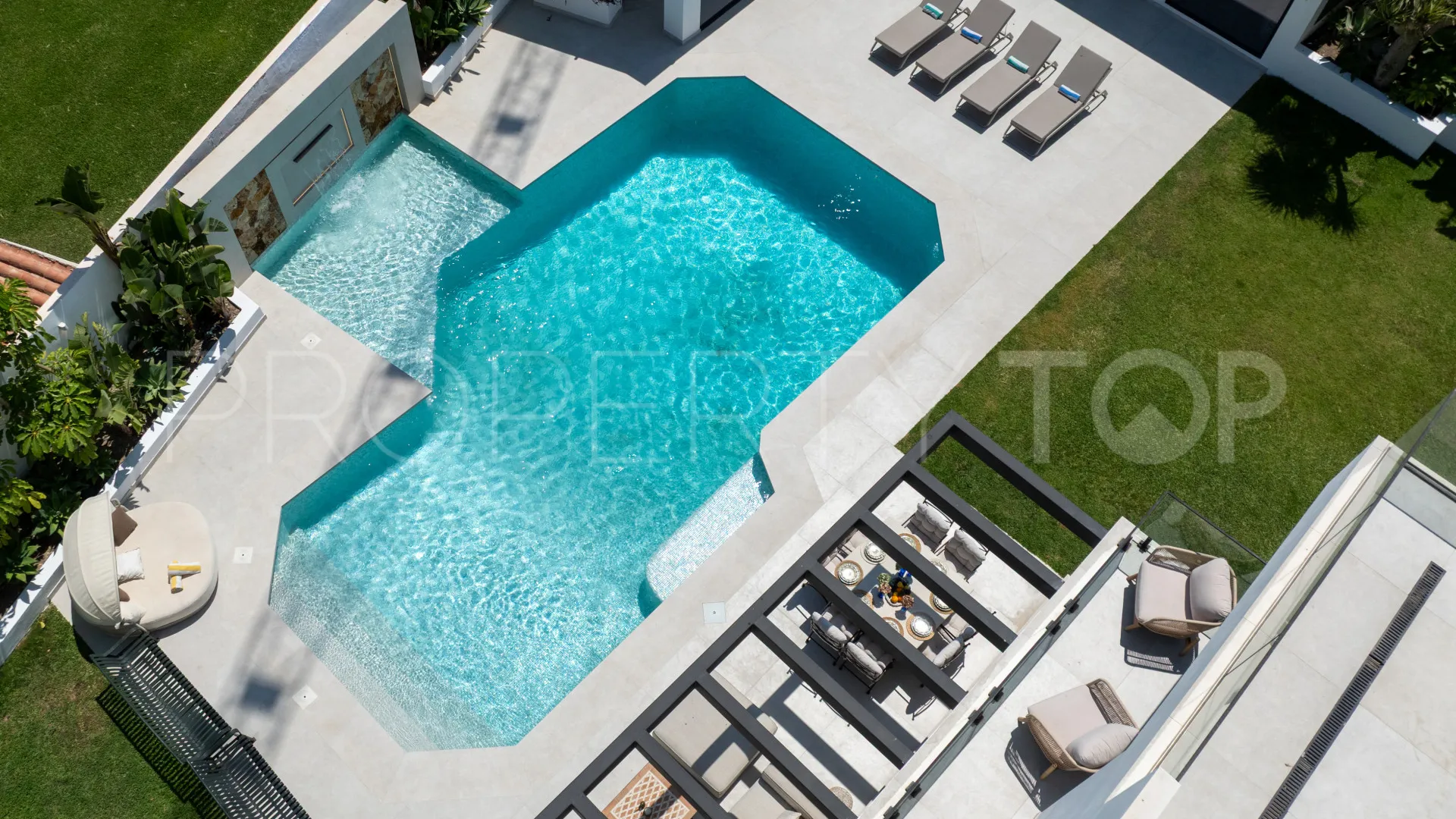 Villa for sale in Estepona East