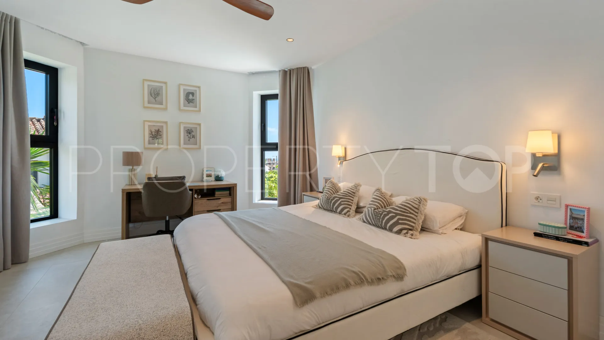 Villa for sale in Estepona East