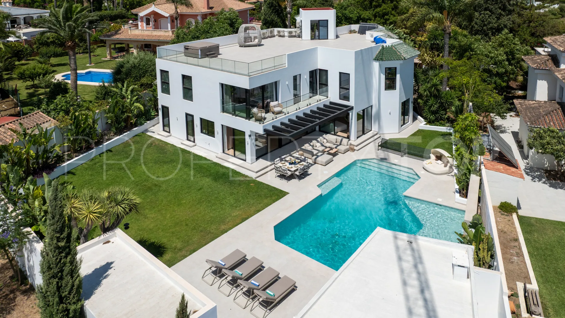 Villa for sale in Estepona East