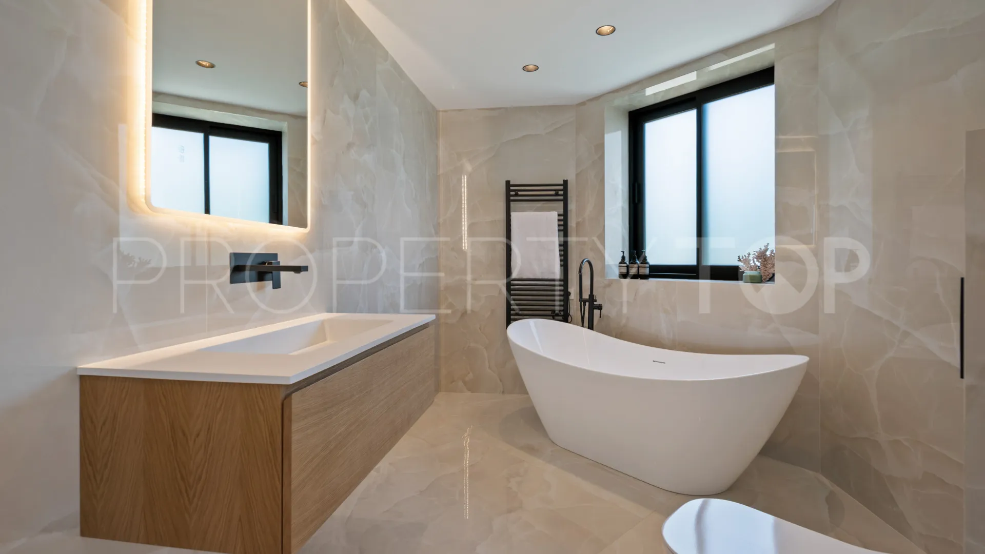 Villa for sale in Estepona East