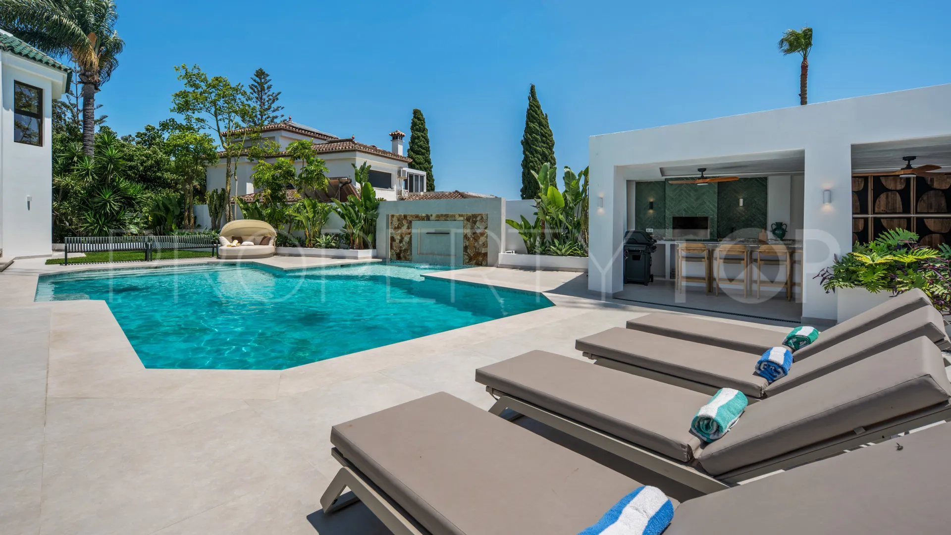 Villa for sale in Estepona East