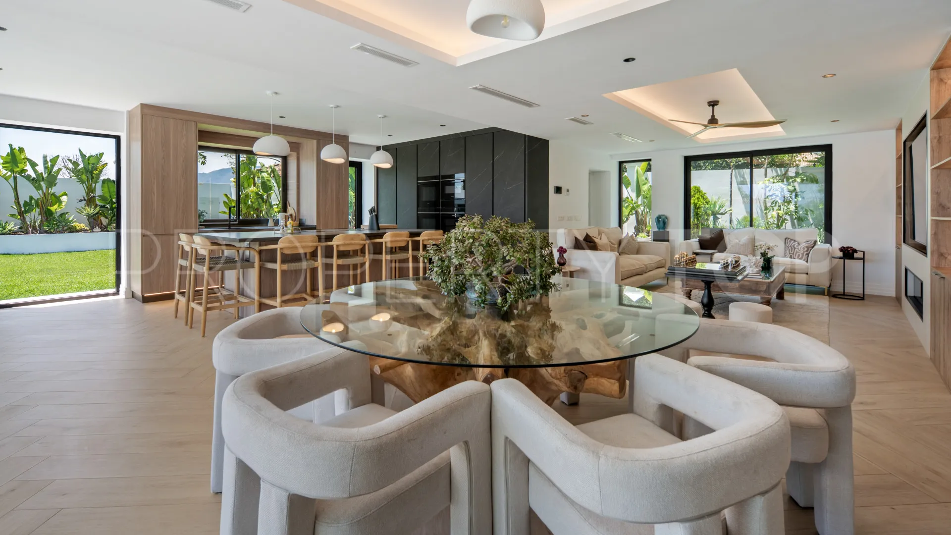 Villa for sale in Estepona East