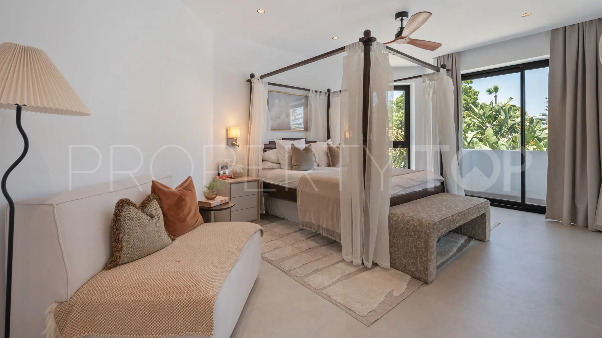 Villa for sale in Estepona East