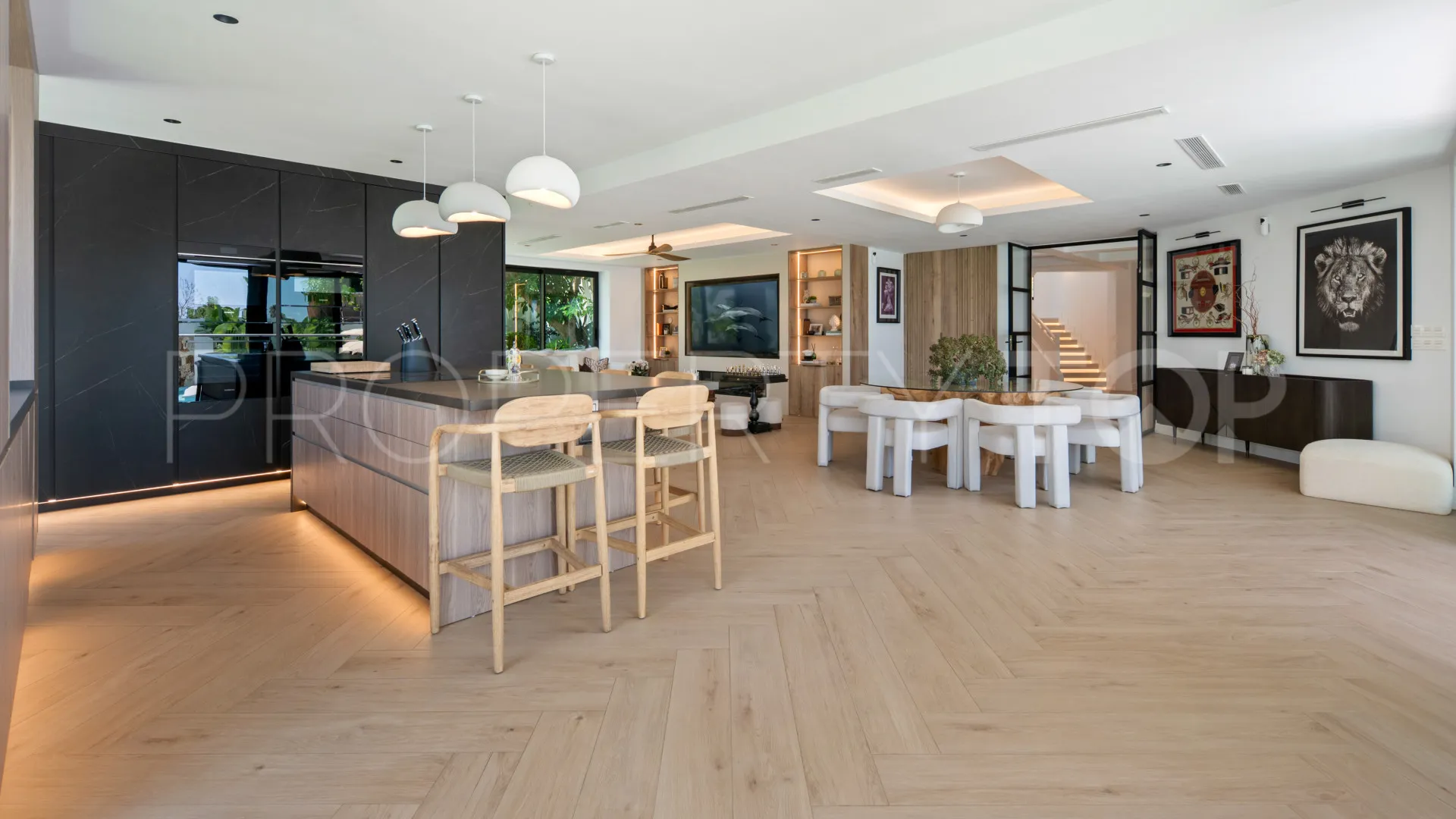 Villa for sale in Estepona East