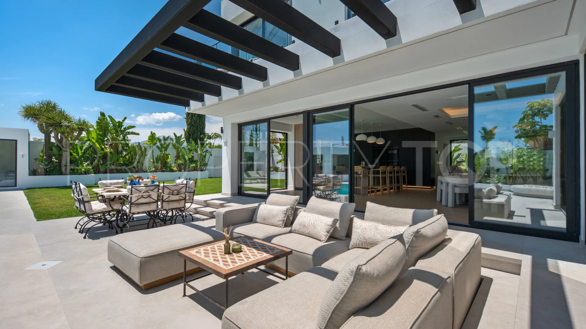 Villa for sale in Estepona East
