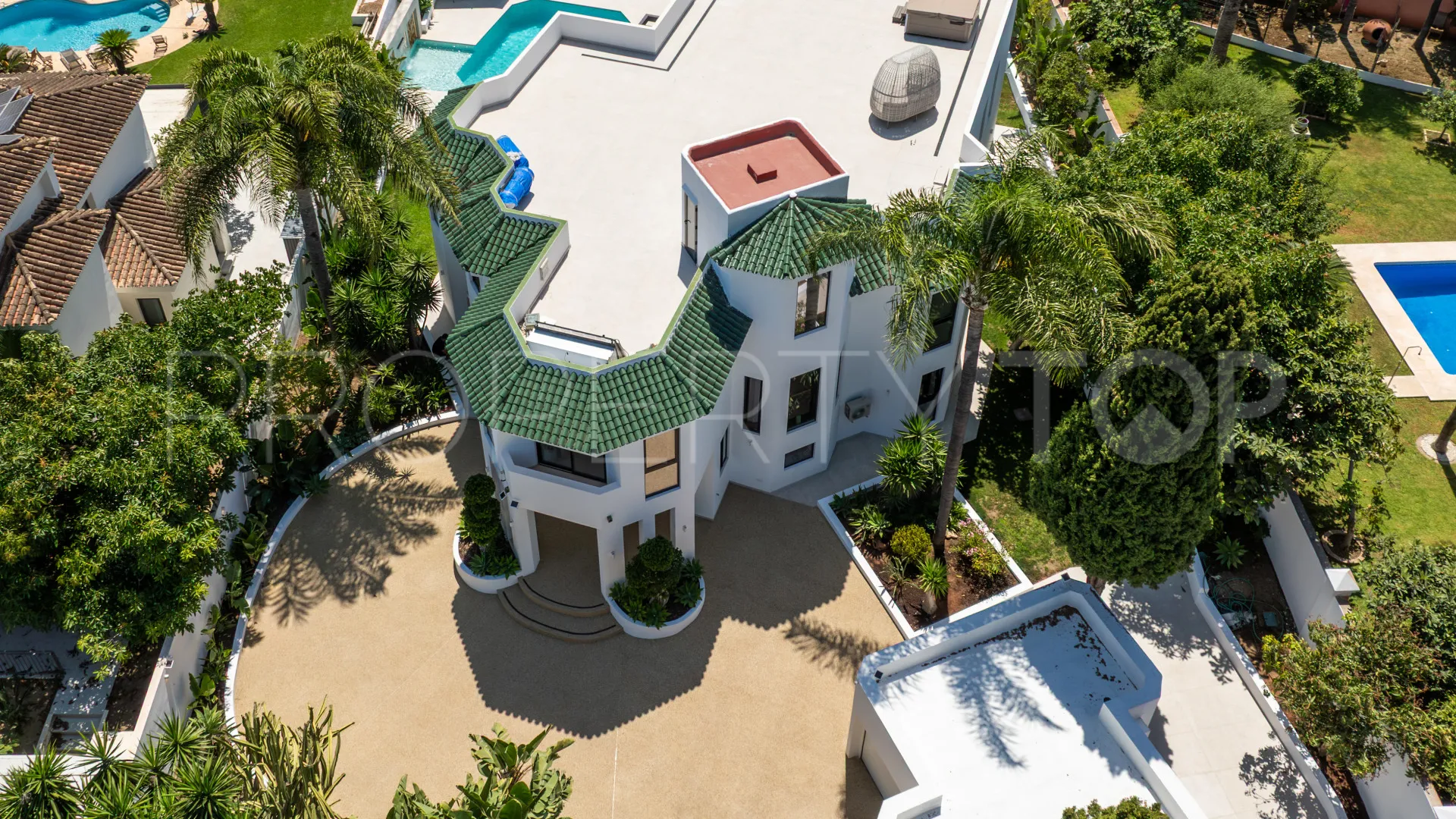 Villa for sale in Estepona East