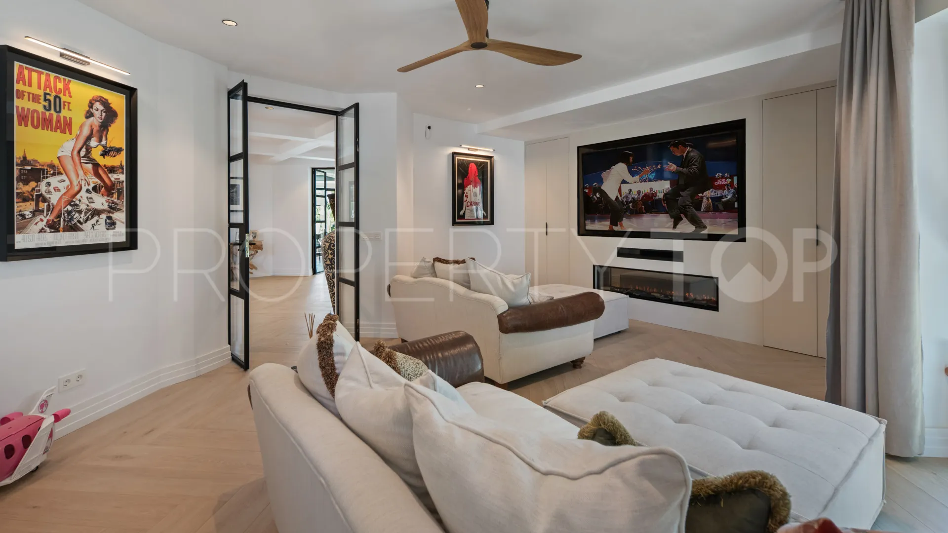 Villa for sale in Estepona East