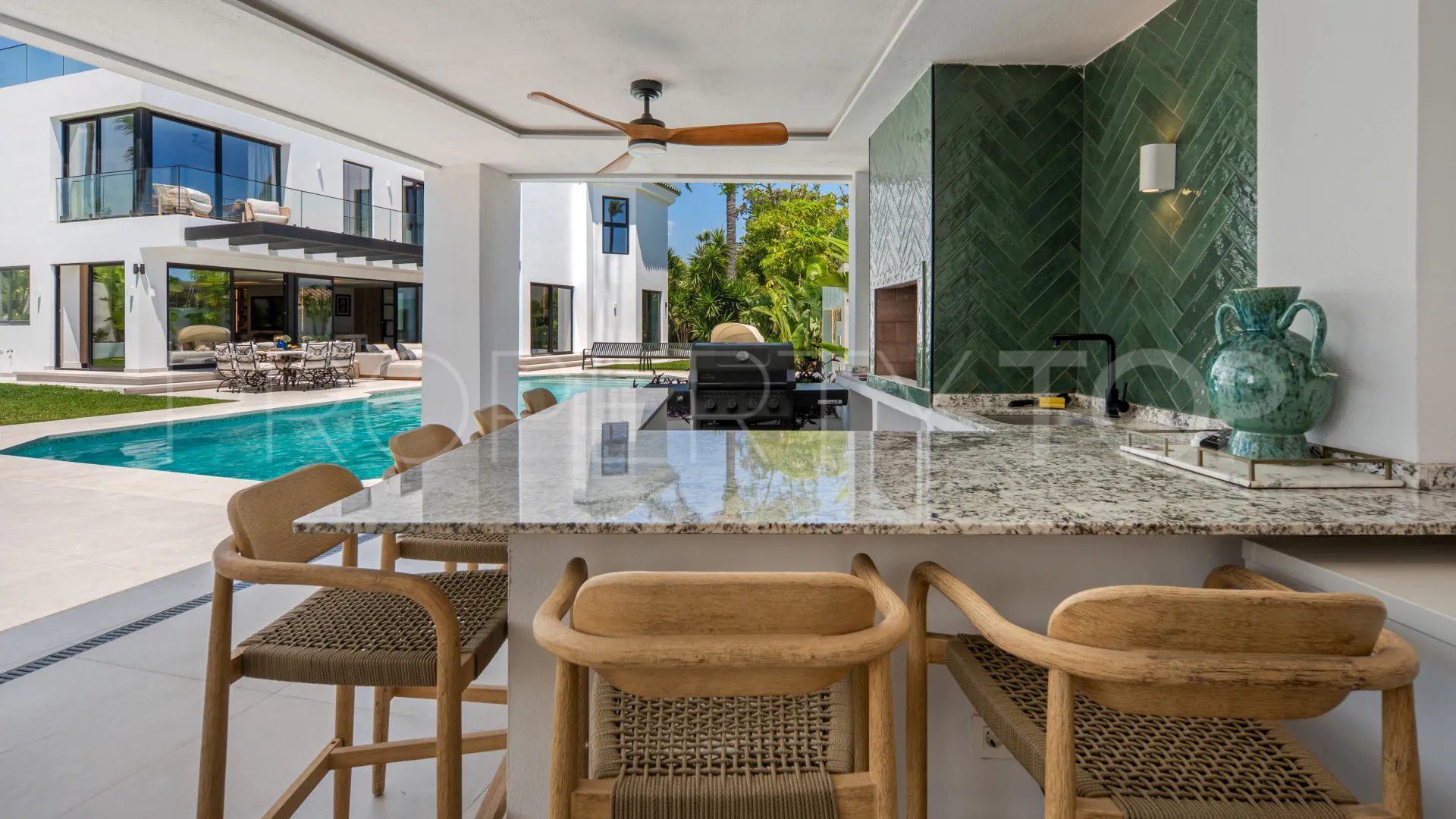 Villa for sale in Estepona East