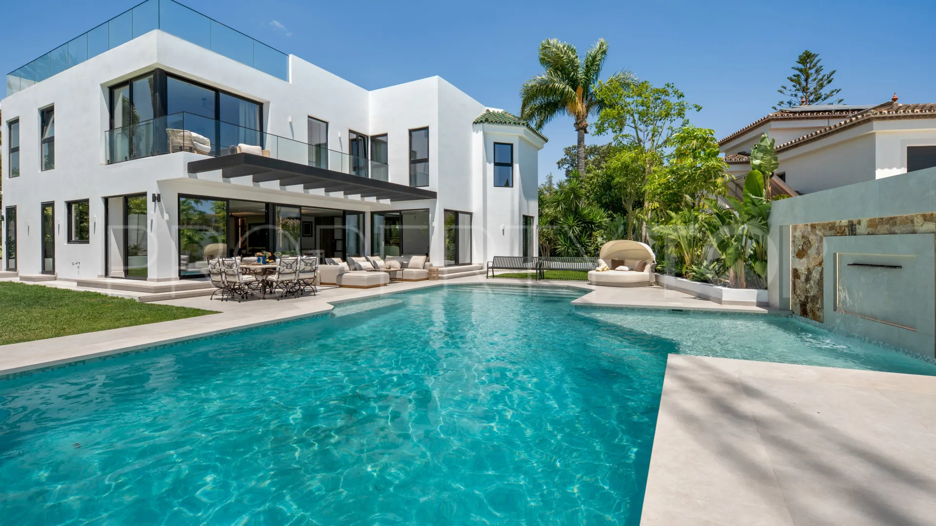 Villa for sale in Estepona East