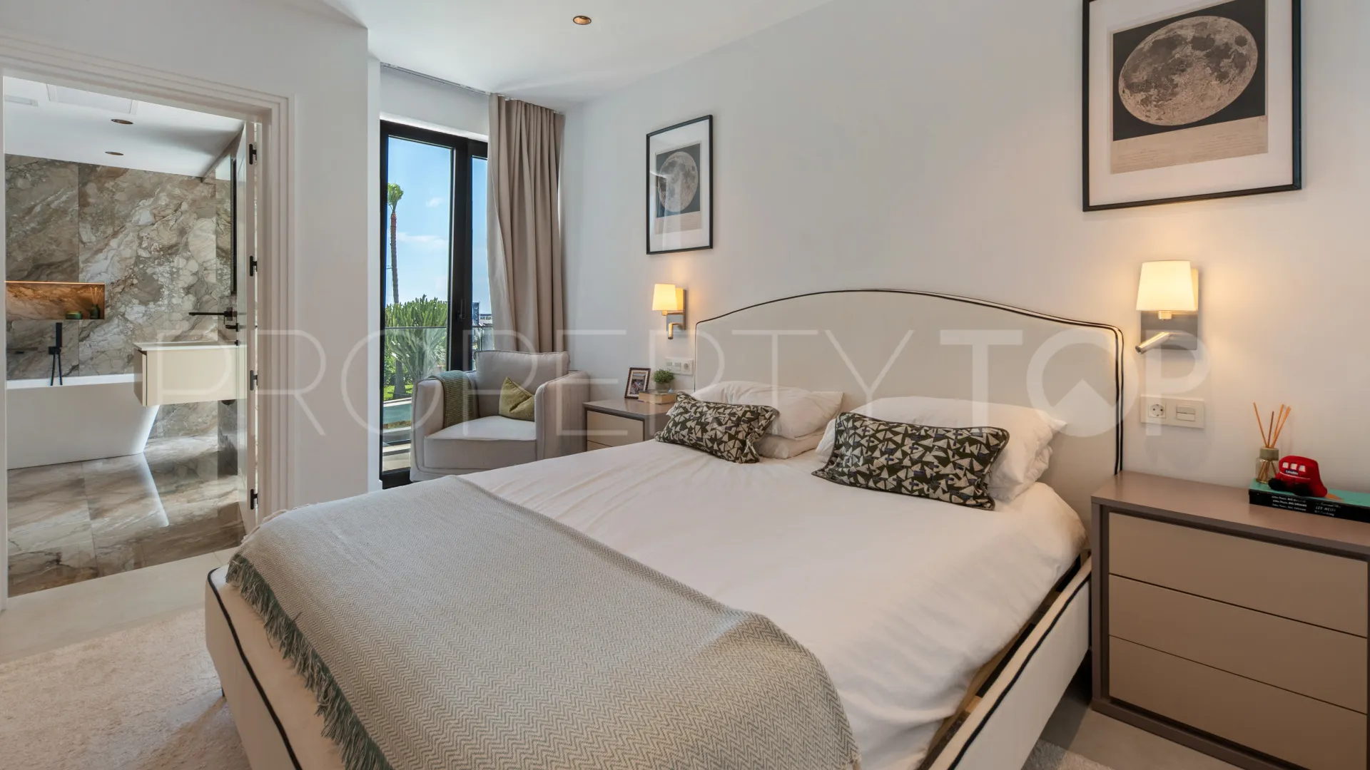 Villa for sale in Estepona East