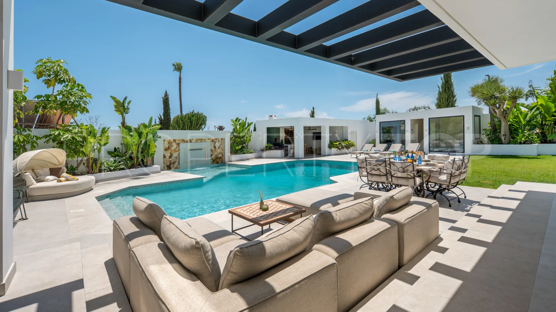 Villa for sale in Estepona East