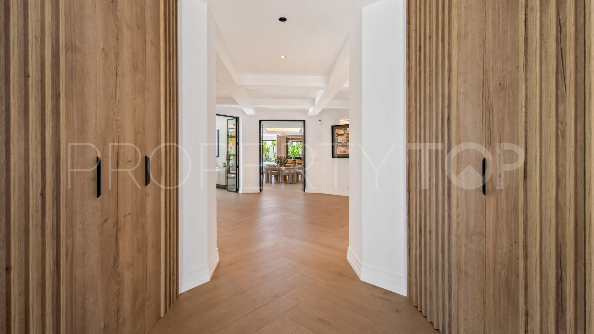 Villa for sale in Estepona East