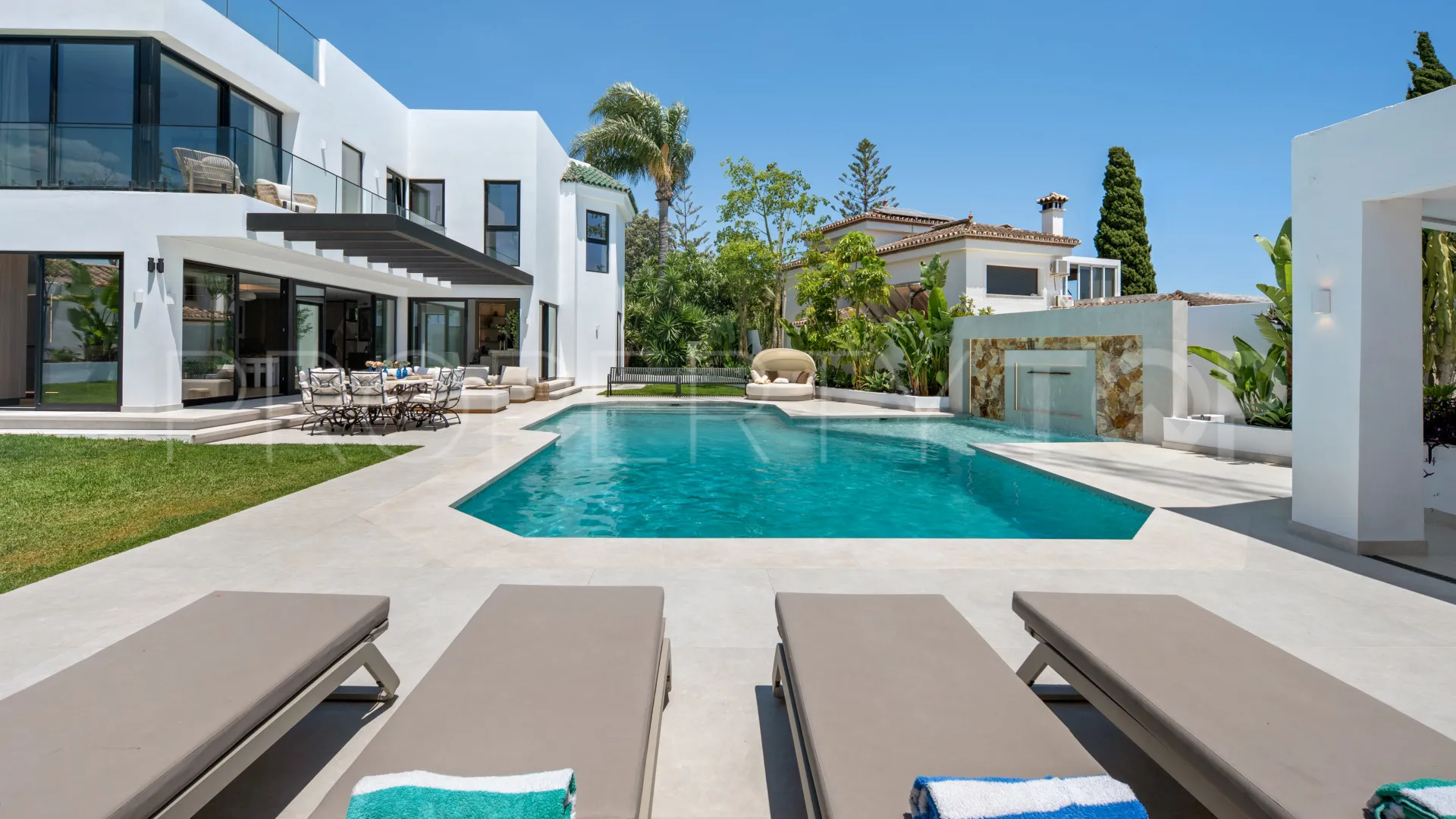 Villa for sale in Estepona East