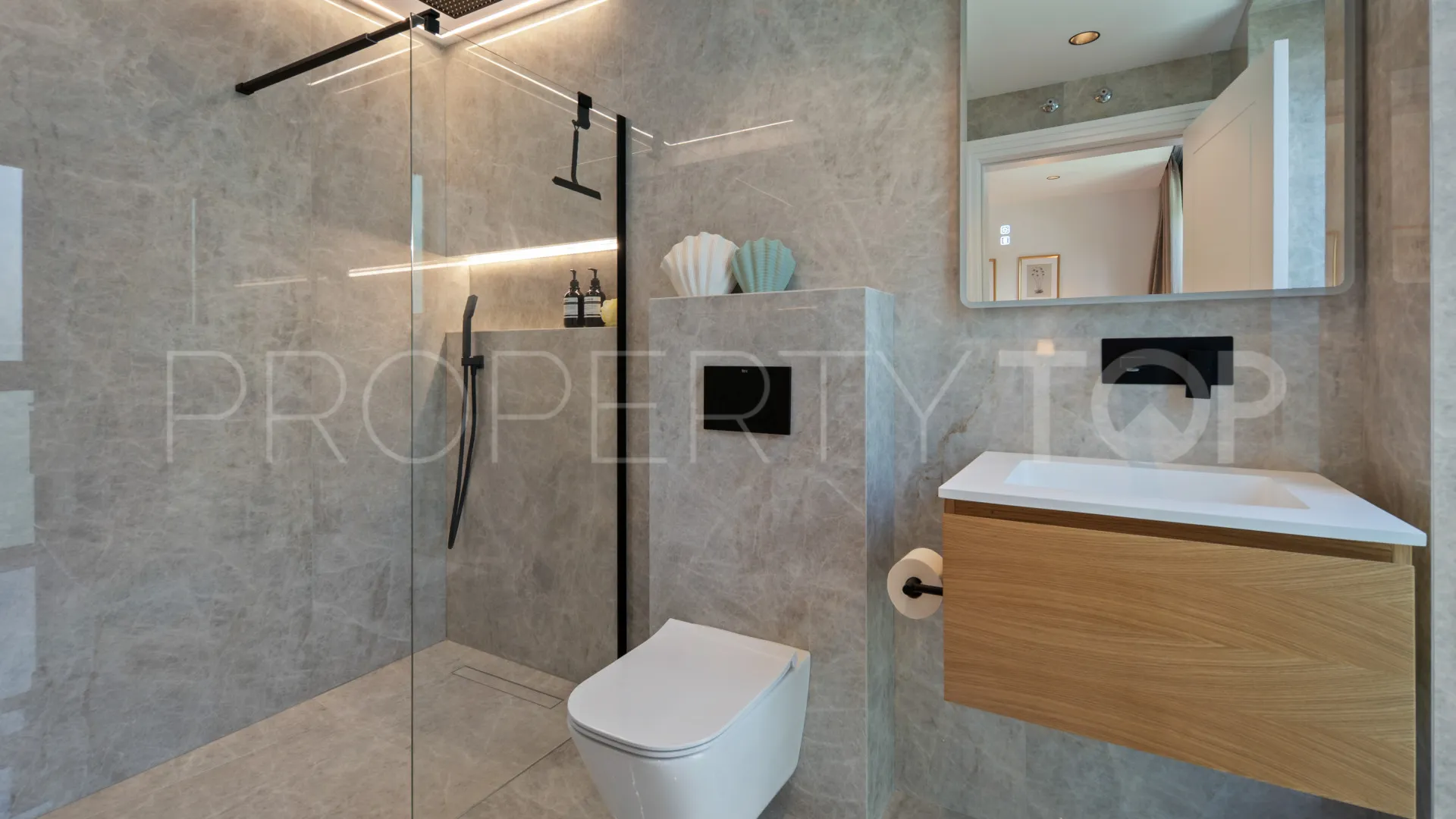 Villa for sale in Estepona East