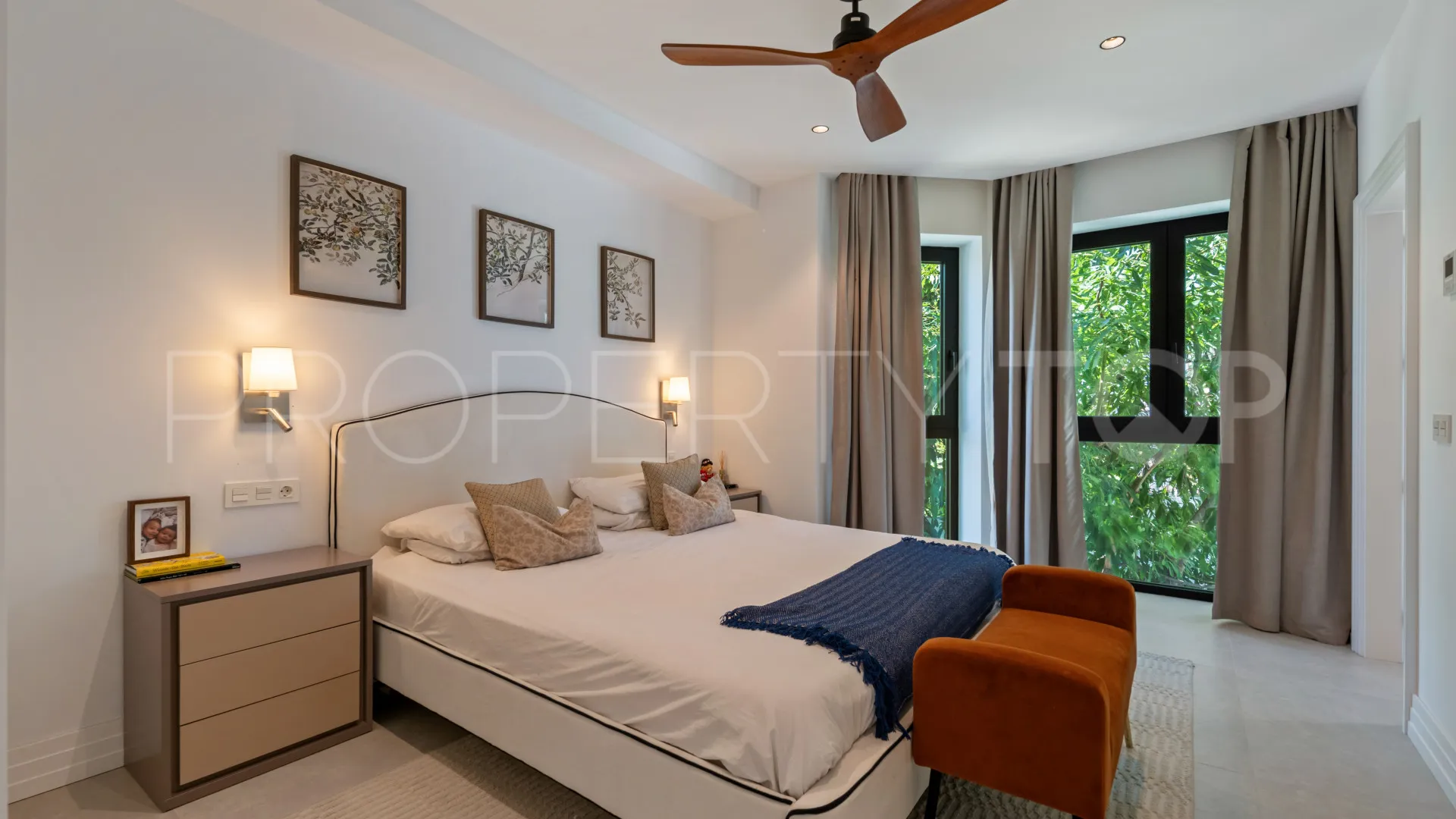 Villa for sale in Estepona East