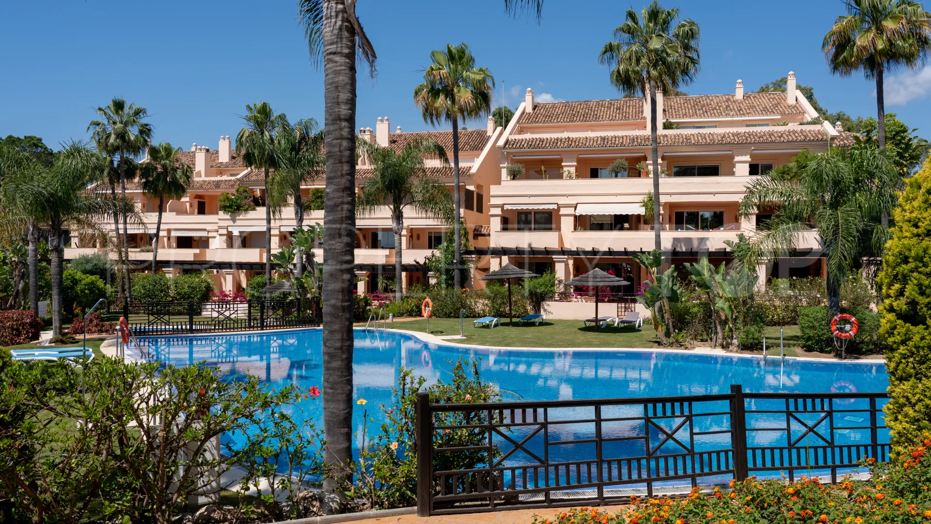 Comprar apartamento de 3 dormitorios en Nueva Andalucia