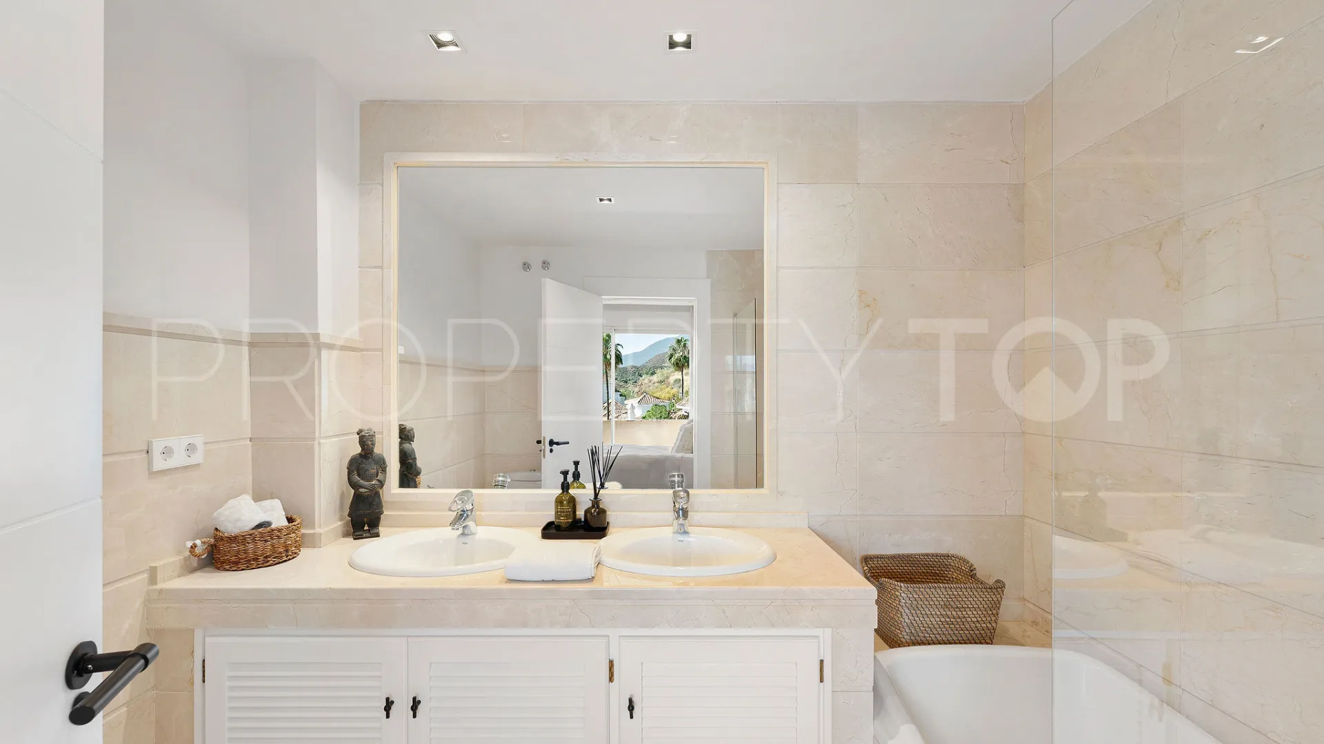 Comprar apartamento de 3 dormitorios en Nueva Andalucia