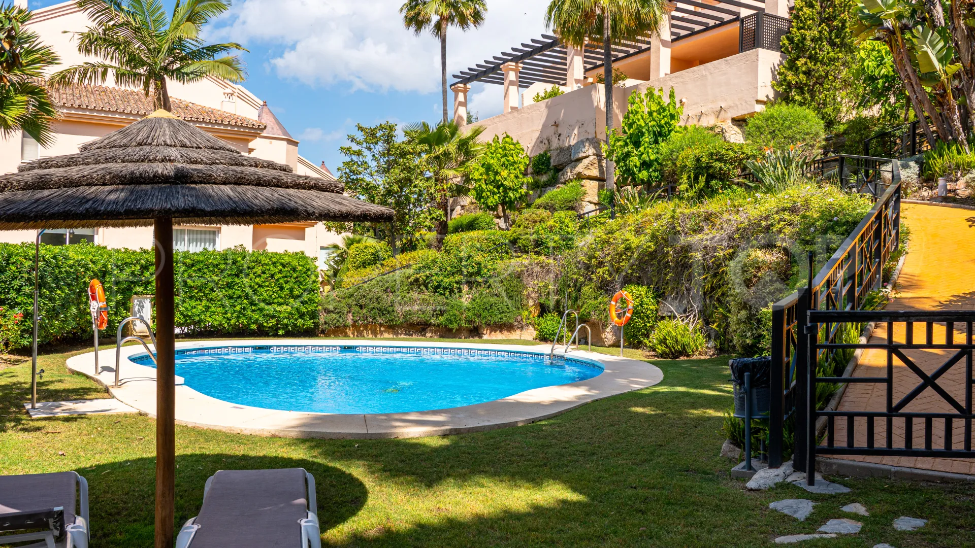 Comprar apartamento de 3 dormitorios en Nueva Andalucia