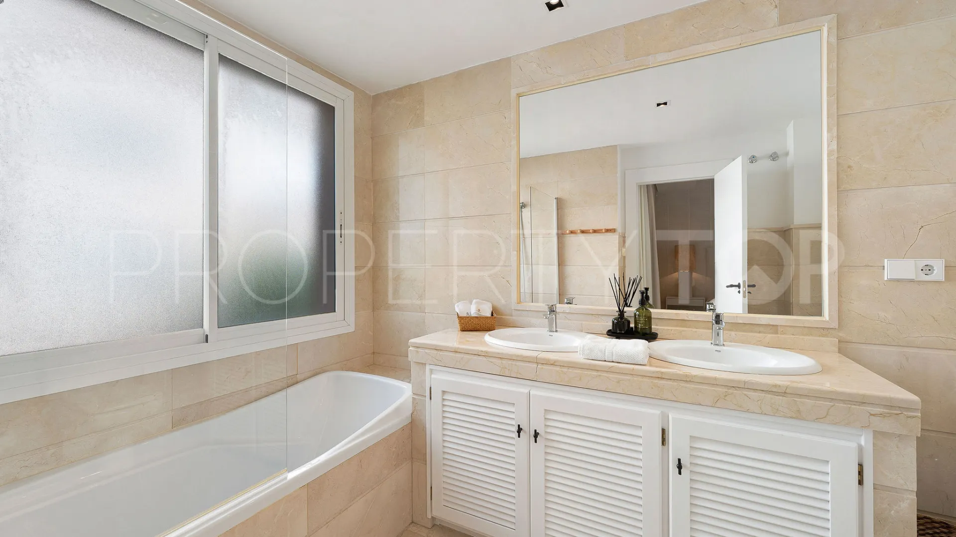 Comprar apartamento de 3 dormitorios en Nueva Andalucia