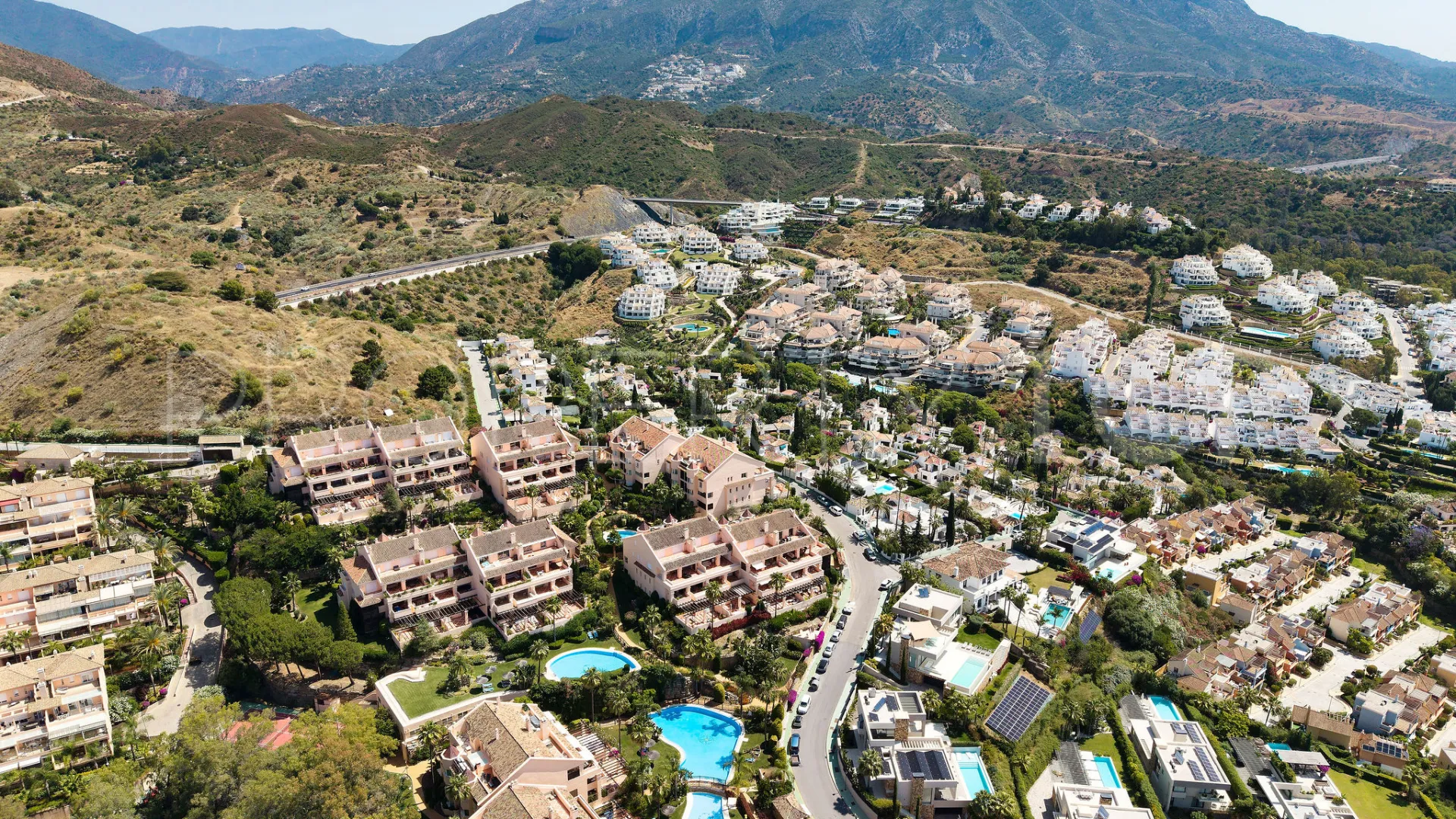 Comprar apartamento de 3 dormitorios en Nueva Andalucia