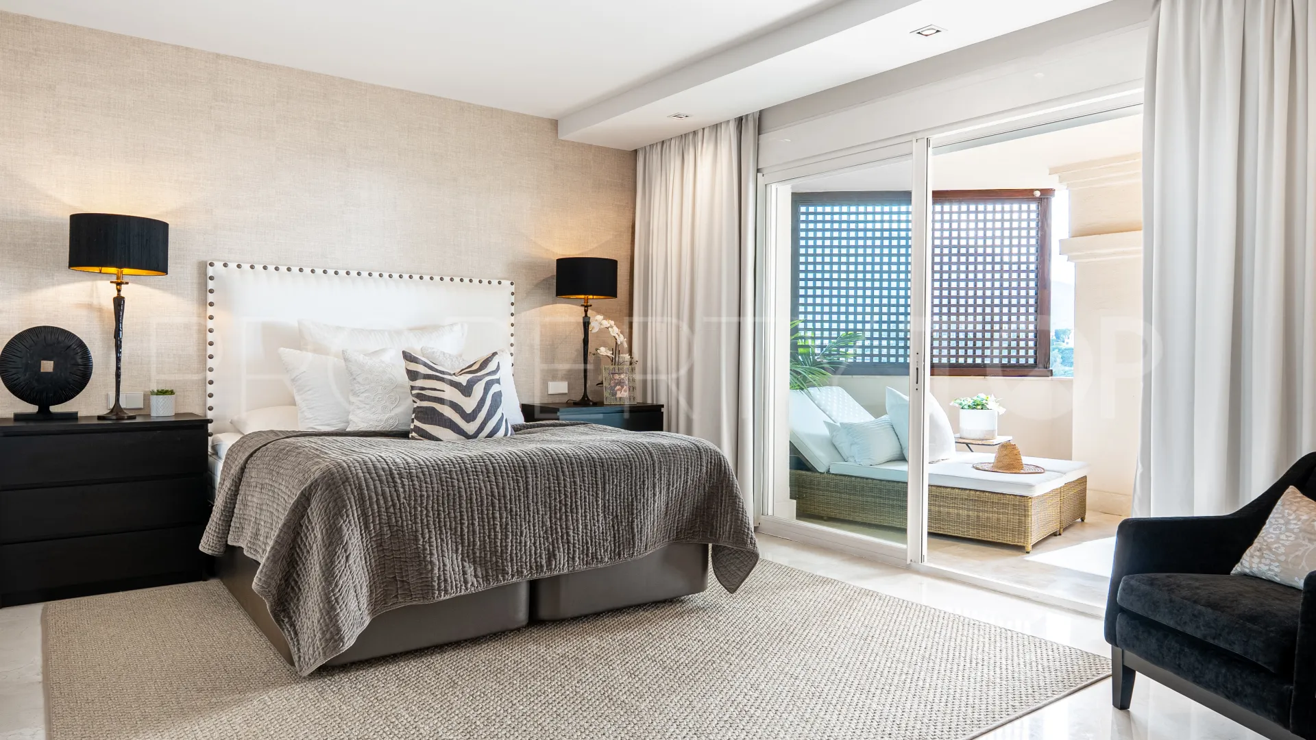 Comprar apartamento de 3 dormitorios en Nueva Andalucia