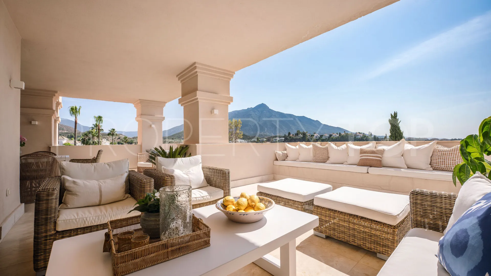 Comprar apartamento de 3 dormitorios en Nueva Andalucia