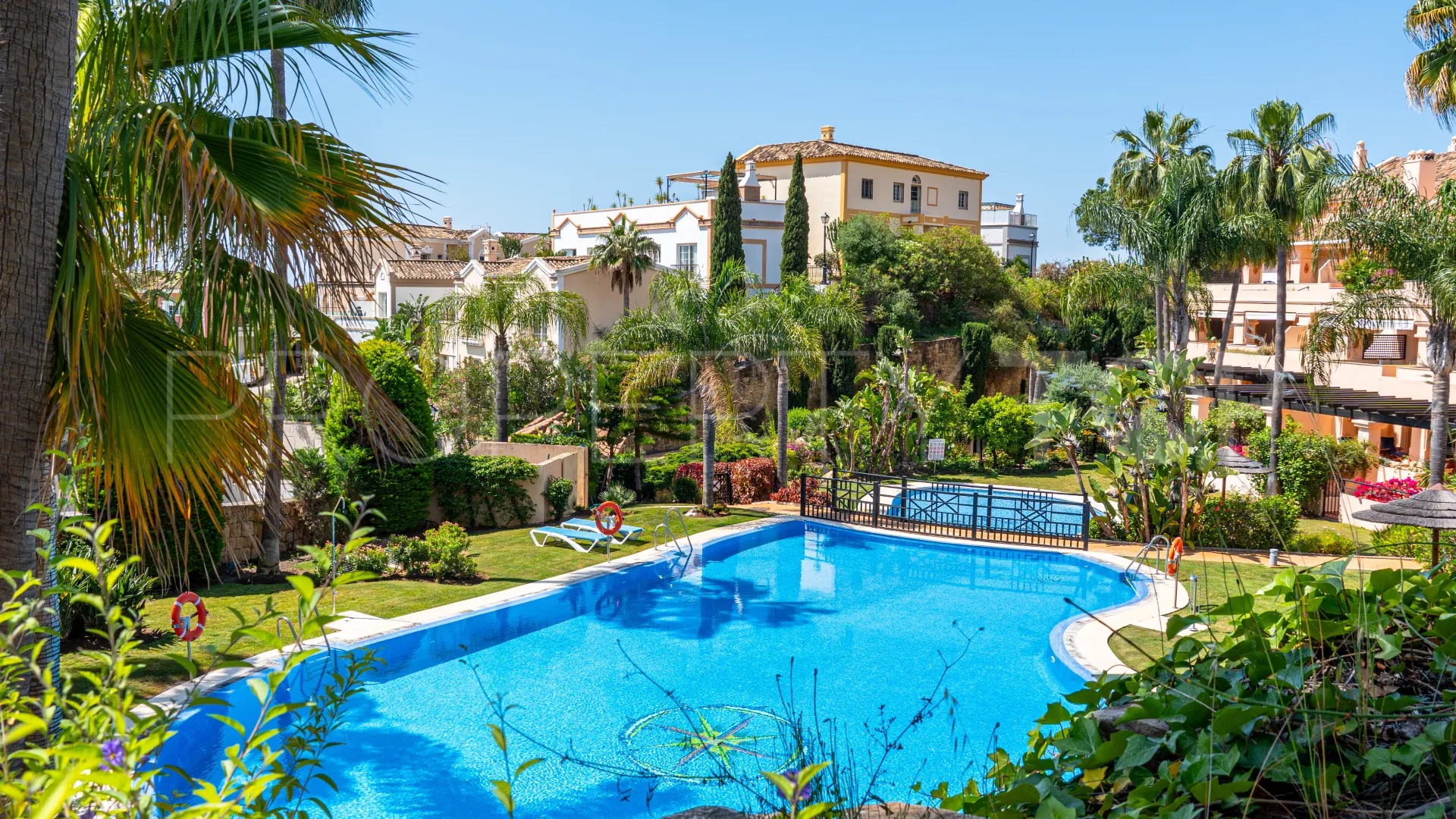 Comprar apartamento de 3 dormitorios en Nueva Andalucia