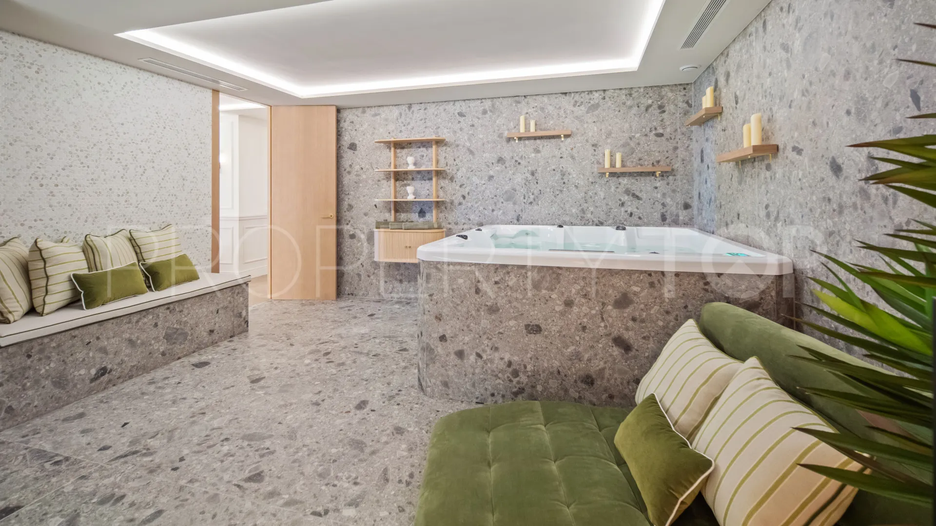 Penthouse for sale in Nueva Andalucia