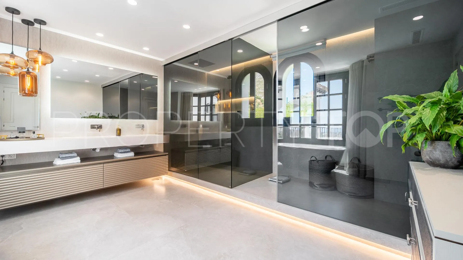 For sale villa with 6 bedrooms in Marbella Hill Club
