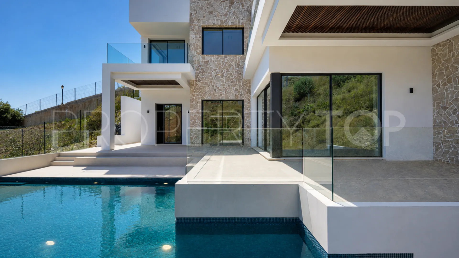 4 bedrooms villa for sale in Elviria